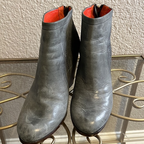 Coach Gray Leather Stack Heel Honey Laser Cut Booties Sz 11 - Picture 6 of 8